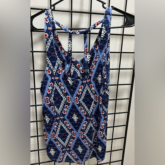 Flowy cutout tank top - Picture 2 of 5